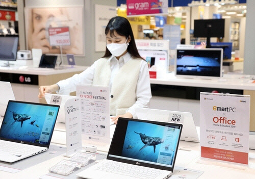 이마트는 오는 8일까지 인기 노트북과 디지털 가전을 할인 판매하는 '신학기 디지털 가전' 행사를 연다고 2일 밝혔다.<이마트 제공>